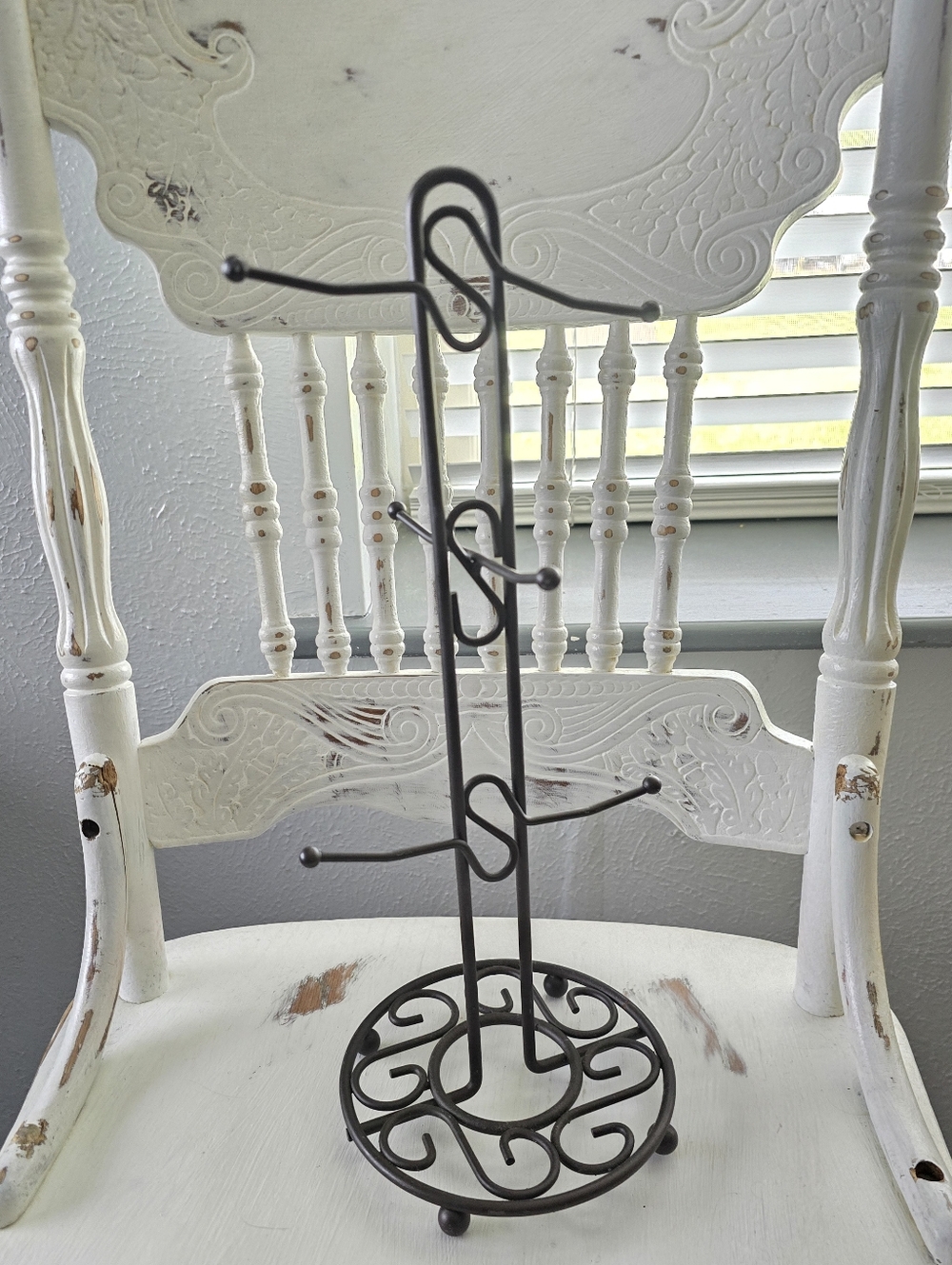 Dark Brown  Metal Mug Stand with Scroll Base